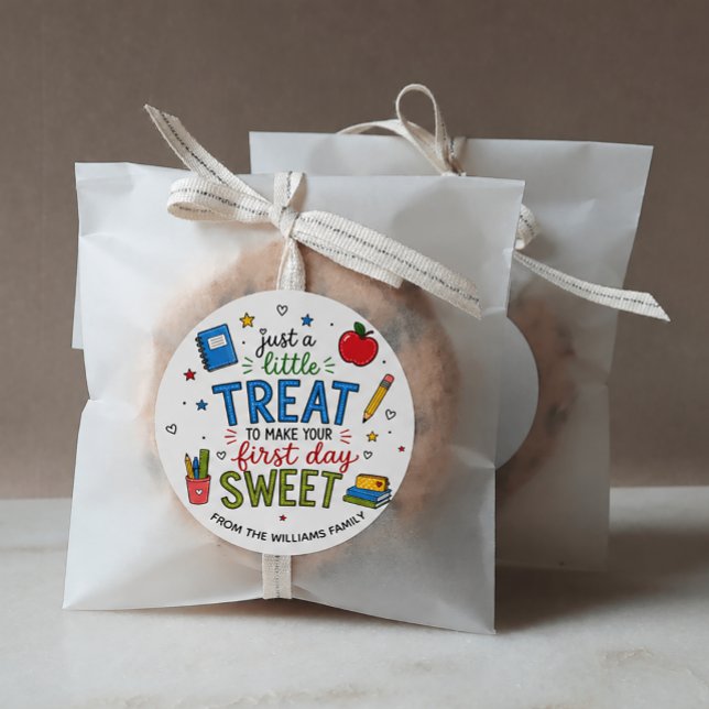 Sticker Rond Juste un petit traitement premier jour d'école (Personalized Back to School Sticker)