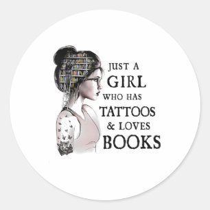 Sticker Rond Juste Une Fille Qui A Des Tatouages Et Aime Les Li