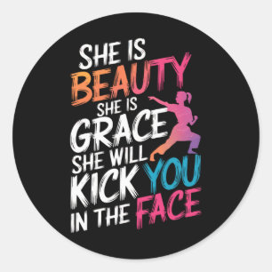 Sticker Rond Karate Elle Est Beauté Elle Est Grace Elle Va Tuer