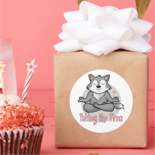Sticker Rond Kawaii baby wolf faisant du yoga pose pour la médi