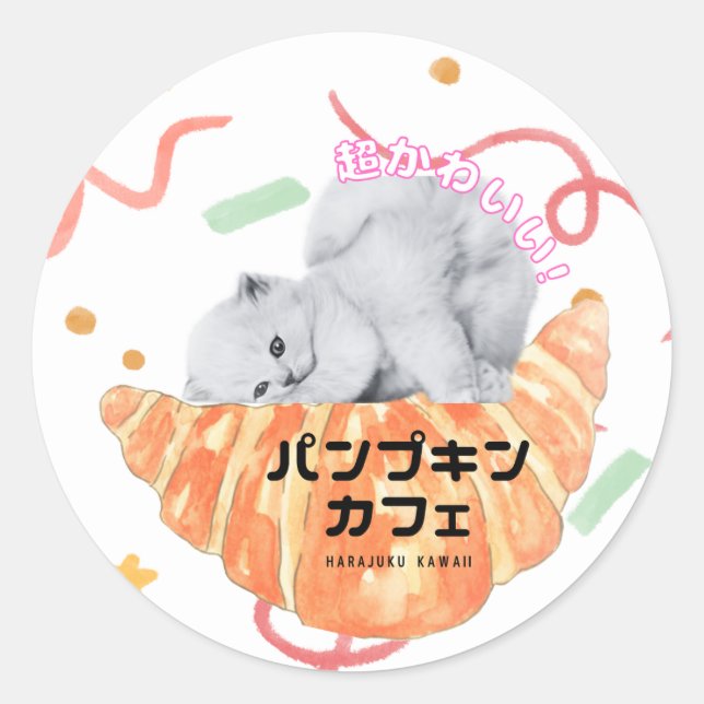 Sticker Rond "Kawaii Cat & Croissant – Harajuku Aesthetic" (Devant)