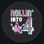 Sticker Rond Kids Bowler Rollin’ Into 4 Bowling 4th Birthday Ki<br><div class="desc">Enfants Bowler Rollin’ Into 4 Bowling 4e anniversaire Anniversaire de enfant</div>