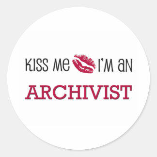 Sticker Rond Kiss Me Je suis un ARCHIVISTE