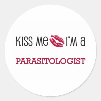 Sticker Rond Kiss Me Je suis un PARASITOLOGUE
