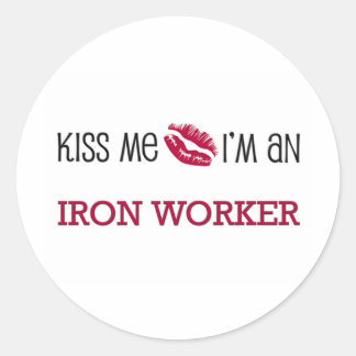 Sticker Rond Kiss Me Je suis un TRAVAILLEUR EN FER