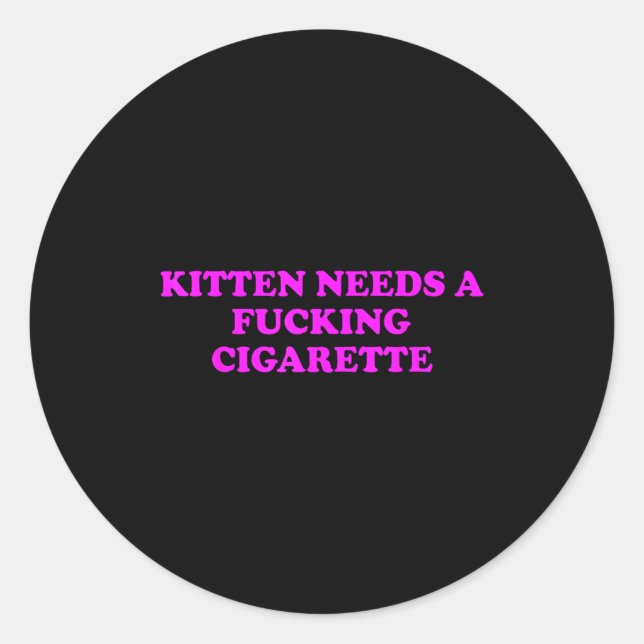 Sticker Rond Kitten Needs A Foring Cigarette Funny Cat Meme Wom (Devant)