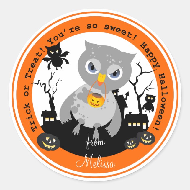 Sticker Rond La chouette d'Halloween se trompe ou traite (Devant)