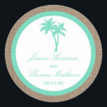 Sticker Rond La collection Tropical Palm Tree Beach Wedding<br><div class="desc">La collection de palmiers tropicaux de mariage sur la plage est parfaite pour tout couple qui souhaite se marier romantique en bord de mer. L'arrière - plan rustique effet burlap donne à ces odeurs d'invitation une atmosphère boho-chic, tandis que le vert minty est une tonalité fraîche et cool qui peut...</div>