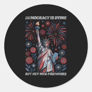 Sticker Rond La Démocratie Drôle Est En Train De Mourir Mais He