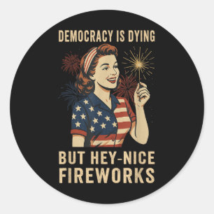 Sticker Rond La démocratie est en train de mourir mais hé belle