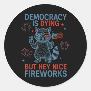 Sticker Rond La démocratie est en train de mourir mais hé belle