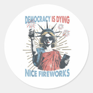 Sticker Rond La Démocratie est en train de mourir, mais Hey Nic