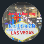 Sticker Rond La dernière mariée de Las Vegas<br><div class="desc">Les autocollants de finale de fling ou de bachelorette de Las Vegas sont amusants à sceller les enveloppes sur vos invitations. Ou utilisez comme décorations sur tasses, bouteilles de boissons et sacs cadeaux. Cette version personnalisée du célèbre panneau d'accueil Las Vegas sur le Strip a une photo aérienne des lumières...</div>