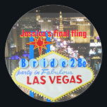 Sticker Rond La dernière mariée de Las Vegas<br><div class="desc">Les autocollants de finale de fling ou de bachelorette de Las Vegas sont amusants à sceller les enveloppes sur vos invitations. Ou utilisez comme décorations sur tasses, bouteilles de boissons et sacs cadeaux. Cette version personnalisée du célèbre panneau d'accueil Las Vegas sur le Strip a une photo aérienne des lumières...</div>