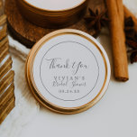 Sticker Rond La Fête des mariées minimaliste du Merci d'argent<br><div class="desc">Ces autocollants minimalistes en argent remercient les douches nuptiales sont parfaits pour un simple wedding shower. Le design romantique moderne présente une typographie gris argenté et blanc classique associée à une calligraphie rustique mais élégante avec un style vintage lettré à la main. Personnalisable dans n'importe quelle couleur. Gardez le design...</div>