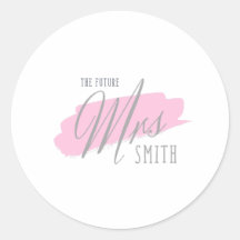 La future Mme Smith - Police grise | Fond rose