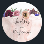 Sticker Rond La marine de Bourgogne et le Mariage floral Blush<br><div class="desc">Roses roses et rouge bordeaux,  fleurs bleu marine d'aquarelle de mariage</div>