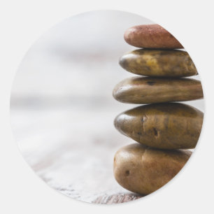 Sticker Rond La pile de l'obscurité a coloré des pierres sur