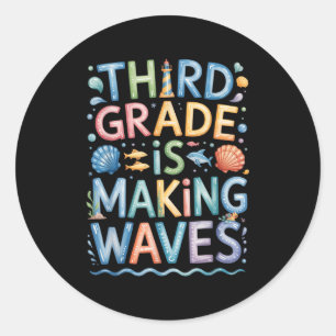 Sticker Rond La Troisième Année Rend Les Vagues Aux Enfants De