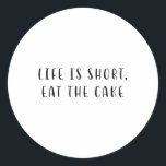 Sticker Rond La Vie Est Court, Mangez Le Gâteau Drôle Énoncé Al<br><div class="desc">La Vie Est Court,  Mangez Le Gâteau Drôle Énoncé Alimentation Boire Humour _1</div>