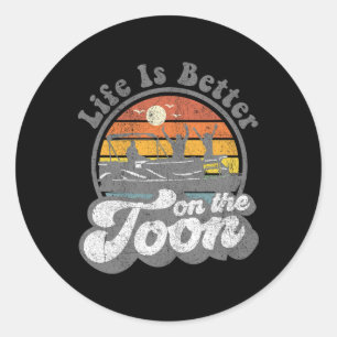 Sticker Rond La vie est meilleure sur le bateau ponton drôle To