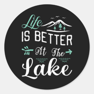 Sticker Rond La vie est meilleure sur le ponton du lac en voile