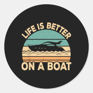 Sticker Rond La vie est meilleure sur un bateau drôle rétro cap