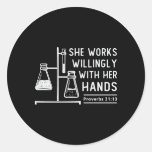 Sticker Rond Lab Tech Elle travaille volontiers en laboratoire