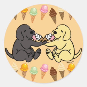 Sticker Rond Labradors noirs et jaunes partageant la crème glac