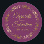 Sticker Rond Lacy Gold Filigree Elegant Cassis Purple Mariage<br><div class="desc">Ces élégants autocollants de mariage sont dotés d'un texte en or fantaisie sur un arrière - plan couleur violet, magenta ou mûre avec une bordure florale en faux feuille d'or en dentelle. Le texte est entièrement personnalisable et contient les noms du couple mariage et la date du mariage. Super comme...</div>