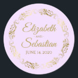 Sticker Rond Lacy Gold Filigree Elegant Lilac Purple Mariage<br><div class="desc">Ces beaux autocollants de mariage sont dotés d'un texte doré sur un arrière - plan lilas violet avec une bordure florale en faux feuille d'or. Le texte est entièrement personnalisable et contient les noms du couple mariage et la date du mariage. Super comme des étiquettes de faveur ou des scellés...</div>