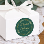 Sticker Rond Lacy Gold Filigree Élégant Mariage vert émeraude<br><div class="desc">Ces élégants autocollants de mariage présentent un texte de script en or fantaisie sur un arrière - plan vert émeraude avec une bordure florale en faux feuille d'or en dentelle. Le texte est entièrement personnalisable et contient les noms du couple mariage et la date du mariage. Super comme des étiquettes...</div>