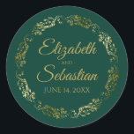Sticker Rond Lacy Gold Filigree Élégant Mariage vert émeraude<br><div class="desc">Ces élégants autocollants de mariage présentent un texte de script en or fantaisie sur un arrière - plan vert émeraude avec une bordure florale en faux feuille d'or en dentelle. Le texte est entièrement personnalisable et contient les noms du couple mariage et la date du mariage. Super comme des étiquettes...</div>