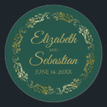 Sticker Rond Lacy Gold Filigree Élégant Mariage vert émeraude<br><div class="desc">Ces élégants autocollants de mariage présentent un texte de script en or fantaisie sur un arrière - plan vert émeraude avec une bordure florale en faux feuille d'or en dentelle. Le texte est entièrement personnalisable et contient les noms du couple mariage et la date du mariage. Super comme des étiquettes...</div>