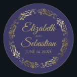 Sticker Rond Lacy Gold Filigree Elégant Marine Blue Wedding Fav<br><div class="desc">Ces élégants autocollants de mariage sont dotés d'un texte en or fantaisie sur un arrière - plan bleu marine avec une bordure florale en faux feuille d'or en dentelle. Le texte est entièrement personnalisable et contient les noms du couple mariage et la date du mariage. Super comme des étiquettes de...</div>