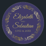 Sticker Rond Lacy Gold Filigree Elégant Marine Blue Wedding Fav<br><div class="desc">Ces élégants autocollants de mariage sont dotés d'un texte en or fantaisie sur un arrière - plan bleu marine avec une bordure florale en faux feuille d'or en dentelle. Le texte est entièrement personnalisable et contient les noms du couple mariage et la date du mariage. Super comme des étiquettes de...</div>