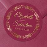 Sticker Rond Lacy Gold Filigree Elegant Maroon Mariage Bourgogn<br><div class="desc">Ces élégants autocollants de mariage présentent du texte de script en or fantaisie sur un marron ou un rouge bordeaux avec une bordure florale en faux feuille d'or en dentelle. Le texte est entièrement personnalisable et contient les noms du couple mariage et la date du mariage. Super comme des étiquettes...</div>