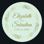 Sticker Rond Lacy Gold Filigree Elegant Neo Mint Green Mariage<br><div class="desc">Ces beaux autocollants de mariage sont dotés d'un texte doré sur un arrière - plan vert menthe clair avec une bordure florale en faux feuille d'or. Le texte est entièrement personnalisable et contient les noms du couple mariage et la date du mariage. Super comme des étiquettes de faveur ou des...</div>