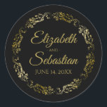 Sticker Rond Lacy Gold Filigree Elégant Noir Mariage Faveur<br><div class="desc">Ces élégants autocollants de mariage sont dotés d'un texte de script en or fantaisie sur un arrière - plan noir avec une bordure florale en faux feuille d'or en dentelle. Le texte est entièrement personnalisable et contient les noms du couple mariage et la date du mariage. Super comme des étiquettes...</div>