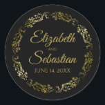 Sticker Rond Lacy Gold Filigree Elégant Noir Mariage Faveur<br><div class="desc">Ces élégants autocollants de mariage sont dotés d'un texte de script en or fantaisie sur un arrière - plan noir avec une bordure florale en faux feuille d'or en dentelle. Le texte est entièrement personnalisable et contient les noms du couple mariage et la date du mariage. Super comme des étiquettes...</div>