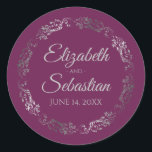 Sticker Rond Lacy Silver Filigree Elegant Cassis Purple Mariage<br><div class="desc">Ces élégants autocollants de mariage présentent un texte de script gris pâle sur un arrière - plan couleur cassis violet, magenta ou baie avec une bordure florale en faux feuille argent en dentelle. Le texte est entièrement personnalisable et contient les noms du couple mariage et la date du mariage. Super...</div>