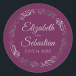 Sticker Rond Lacy Silver Filigree Elegant Cassis Purple Mariage<br><div class="desc">Ces élégants autocollants de mariage présentent un texte de script gris pâle sur un arrière - plan couleur cassis violet, magenta ou baie avec une bordure florale en faux feuille argent en dentelle. Le texte est entièrement personnalisable et contient les noms du couple mariage et la date du mariage. Super...</div>