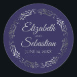 Sticker Rond Lacy Silver Filigree Elégant Mariage bleu marine<br><div class="desc">Ces élégants autocollants de mariage présentent du texte de script gris pâle sur un arrière - plan bleu marine avec une bordure florale en faux feuille argent en dentelle. Le texte est entièrement personnalisable et contient les noms du couple mariage et la date du mariage. Super comme des étiquettes de...</div>
