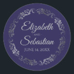 Sticker Rond Lacy Silver Filigree Elégant Mariage bleu marine<br><div class="desc">Ces élégants autocollants de mariage présentent du texte de script gris pâle sur un arrière - plan bleu marine avec une bordure florale en faux feuille argent en dentelle. Le texte est entièrement personnalisable et contient les noms du couple mariage et la date du mariage. Super comme des étiquettes de...</div>