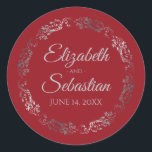 Sticker Rond Lacy Silver Filigree Élégant Mariage rouge<br><div class="desc">Ces élégants autocollants de mariage présentent du texte de script gris pâle sur un arrière - plan rouge avec une bordure florale en faux feuille argent en dentelle. Le texte est entièrement personnalisable et contient les noms du couple mariage et la date du mariage. Super comme des étiquettes de faveur...</div>