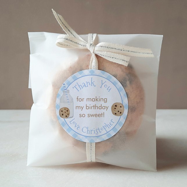 Sticker Rond Lait Et Cookies Fête D'Anniversaire Pour Garçon Me (Milk and cookies with blue gingham boy birthday party thank you favor sticker)