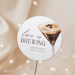 Sticker Rond L'amour brasse la Fête des mariées Espresso Martin<br><div class="desc">L'amour brasse Espresso Martini Fête des mariées Classic Round Sticker</div>