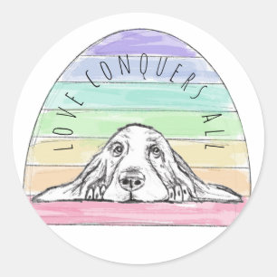Sticker Rond l'amour conquiert tout chien arc-en-ciel basset ho
