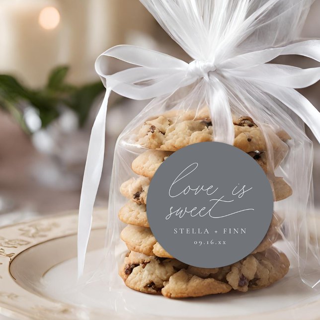 Sticker Rond L'amour du script moderne est Mariage sucré (Modern Script Love Is Sweet Wedding Classic Round Sticker)