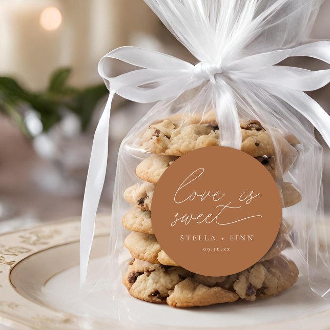 Sticker Rond L'amour du script moderne est Mariage sucré (Modern Script Love Is Sweet Wedding Classic Round Sticker)